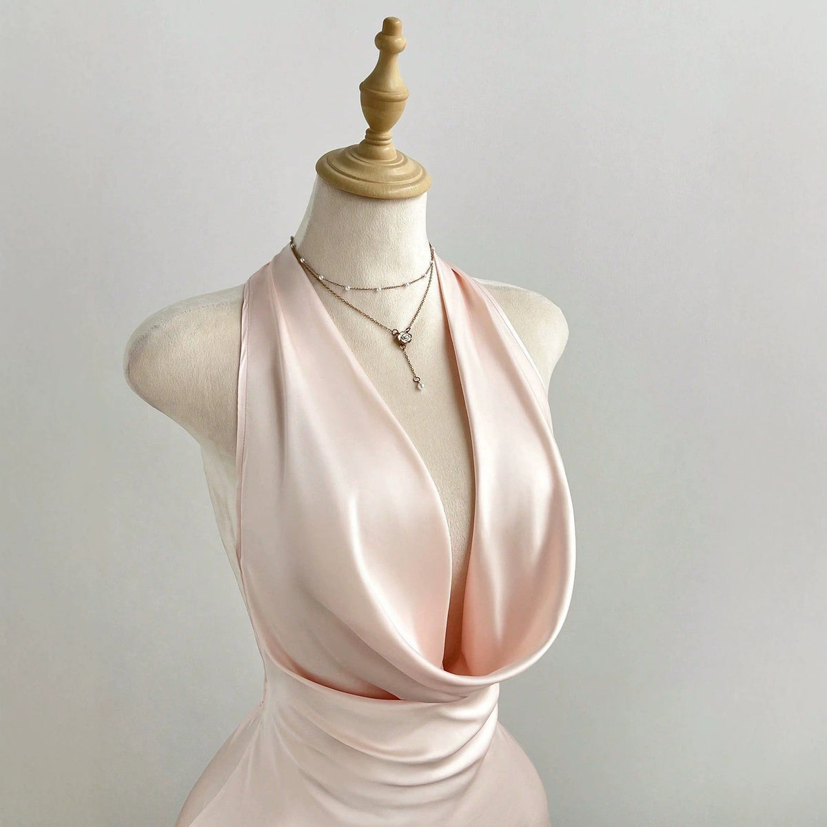 Hanging neck sleeveless dress