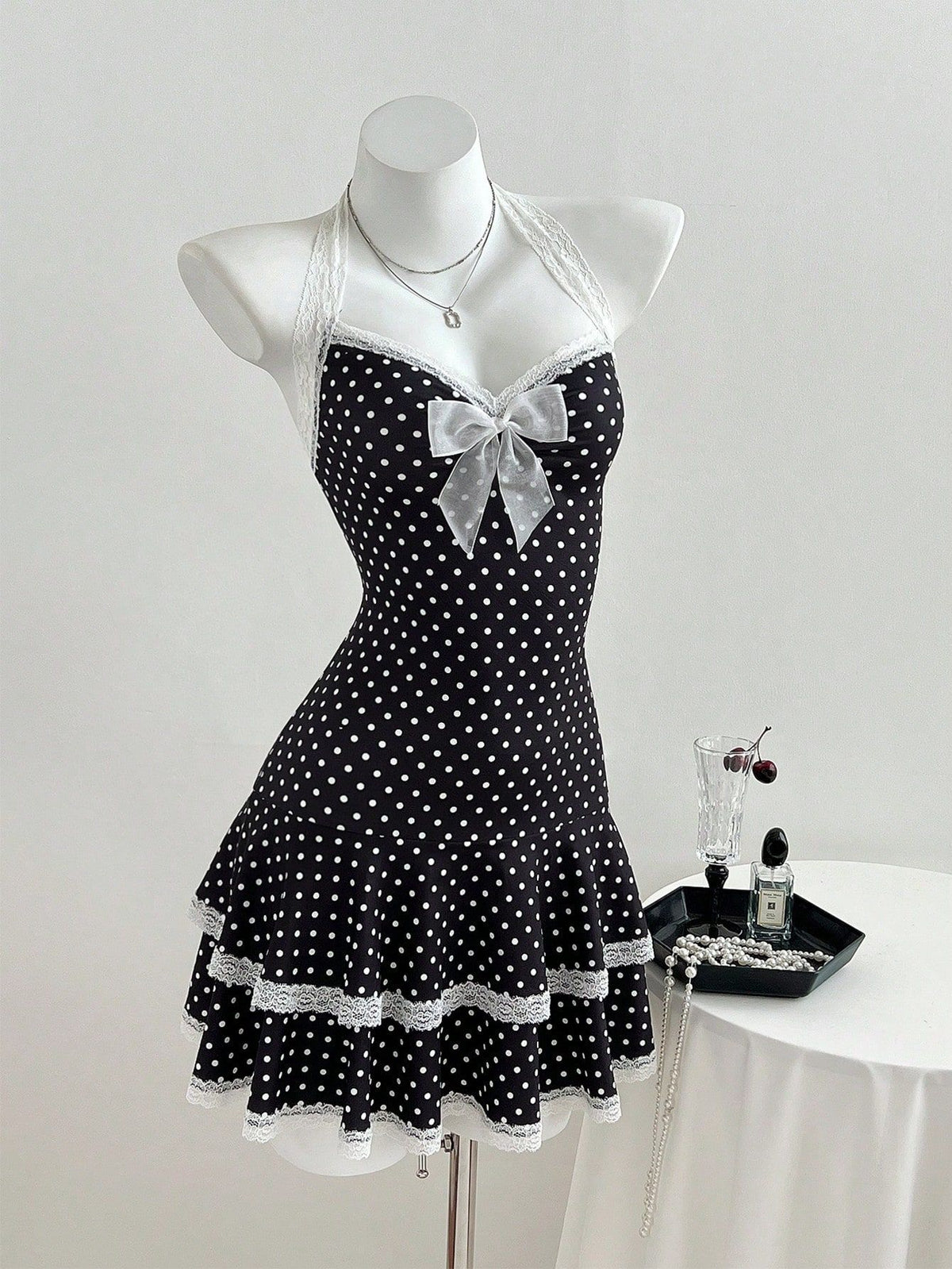 Polka dot lace waist cinching short skirt