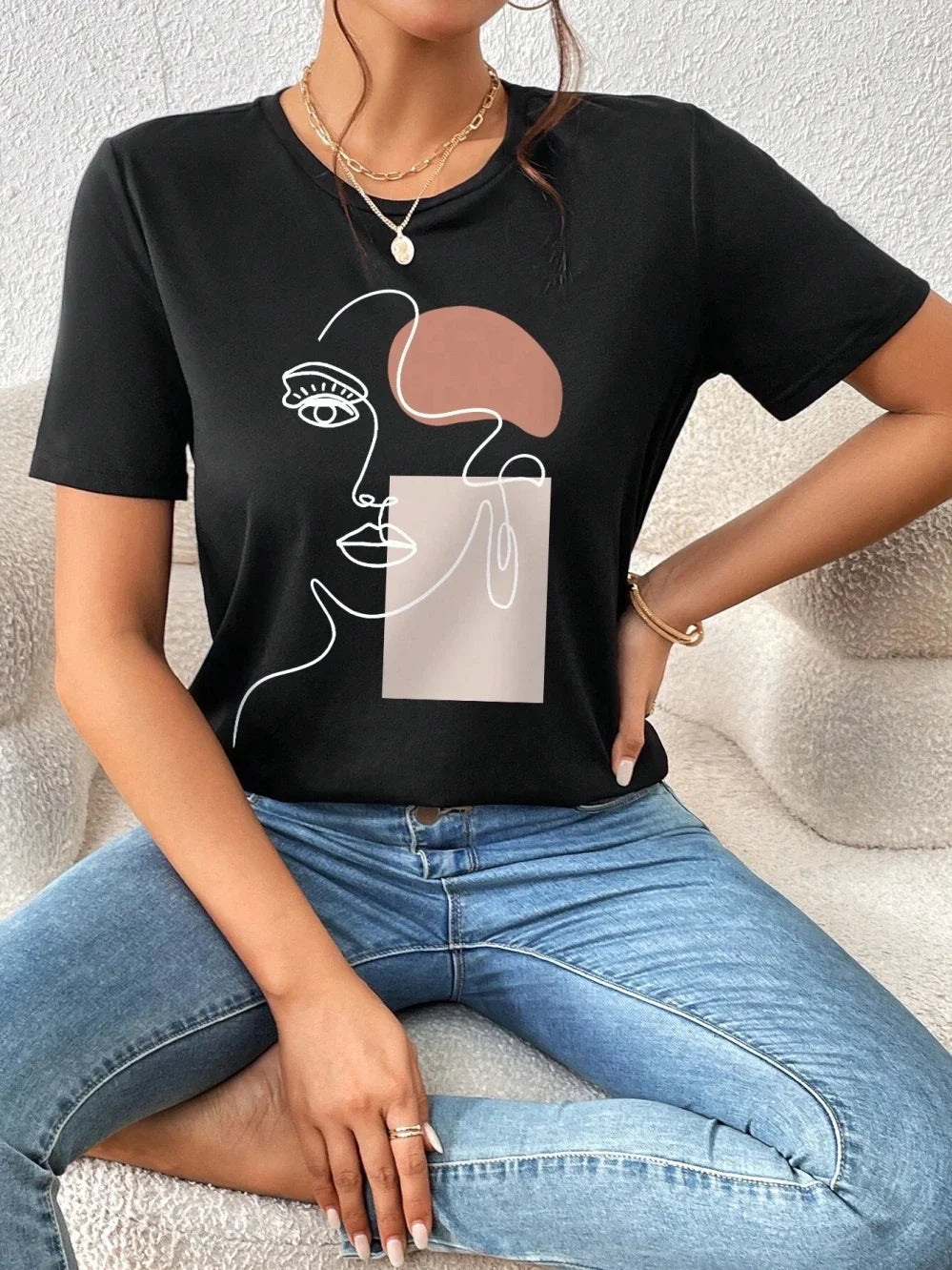 🎨✨ **Abstract Face Graphic Tee 🖤🤍**