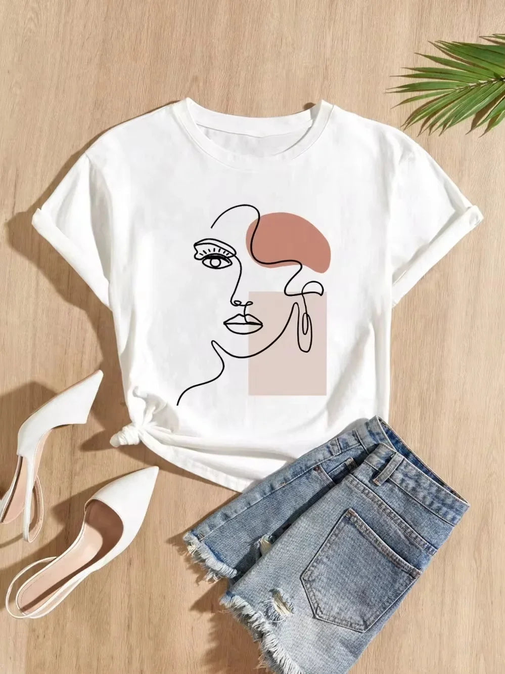 🎨✨ **Abstract Face Graphic Tee 🖤🤍**